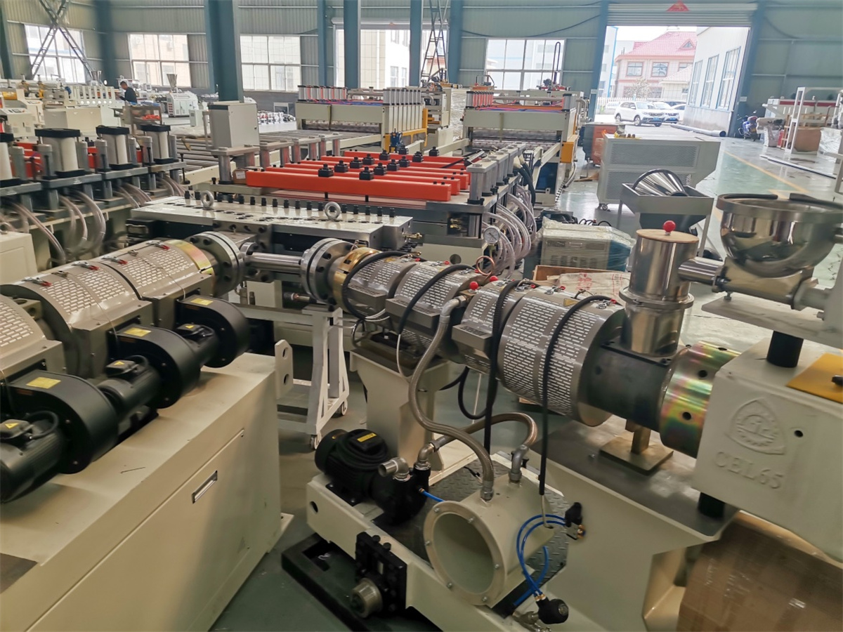 አብሮ የተሰራ የ PVC Foam Board Extrusion Line02