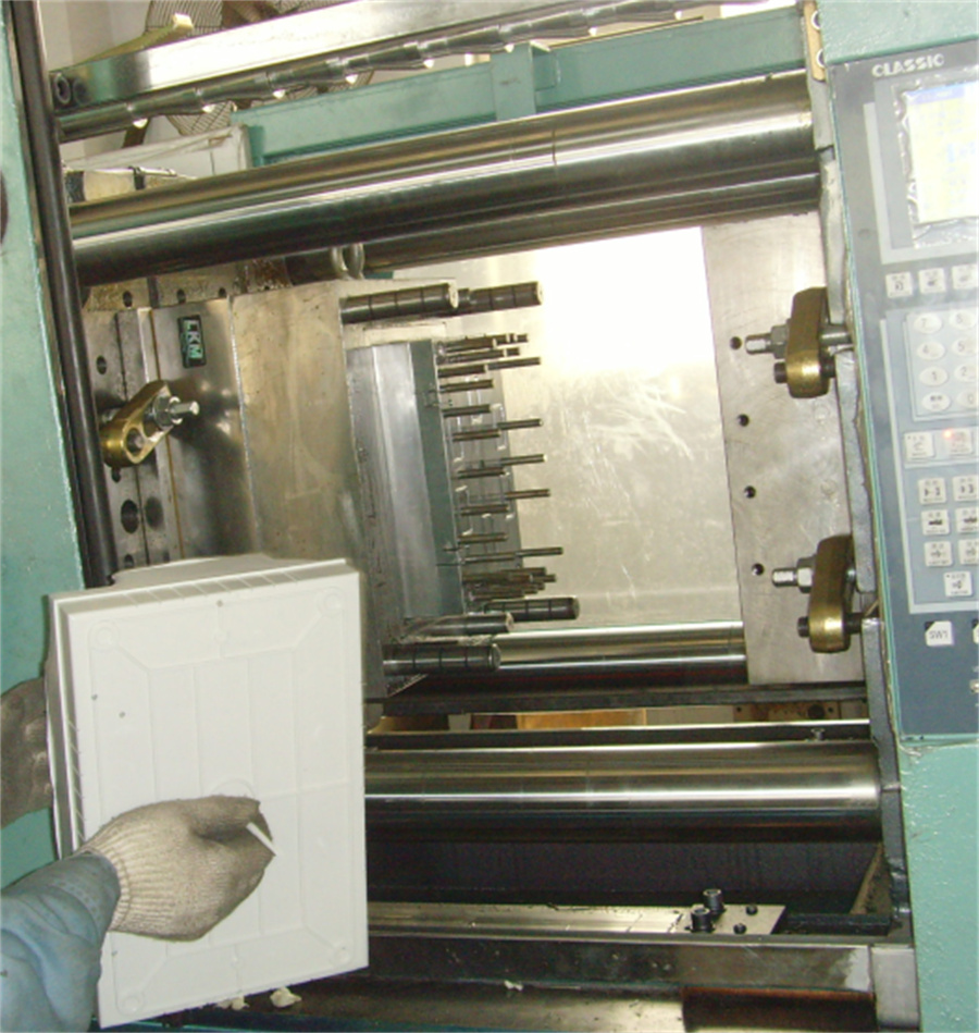 Injection machine and mould05
