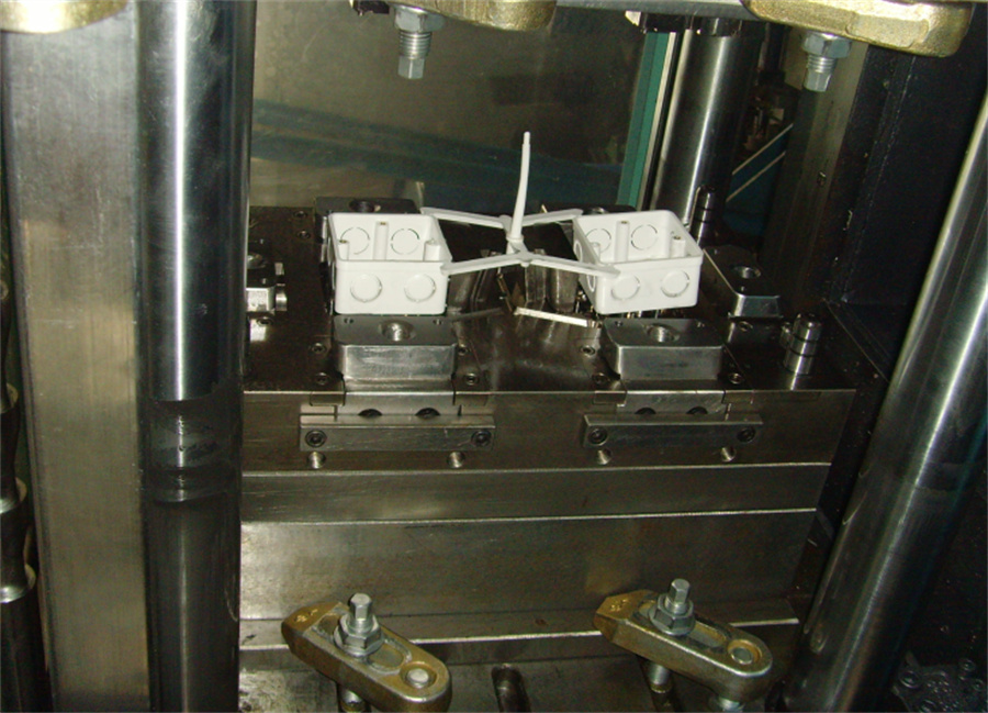 Injection machine and mould06